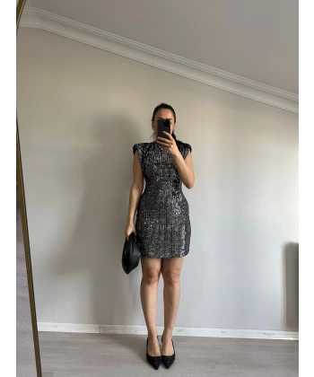 Payetli Vatkalı Sırt Dekolteli Elbise