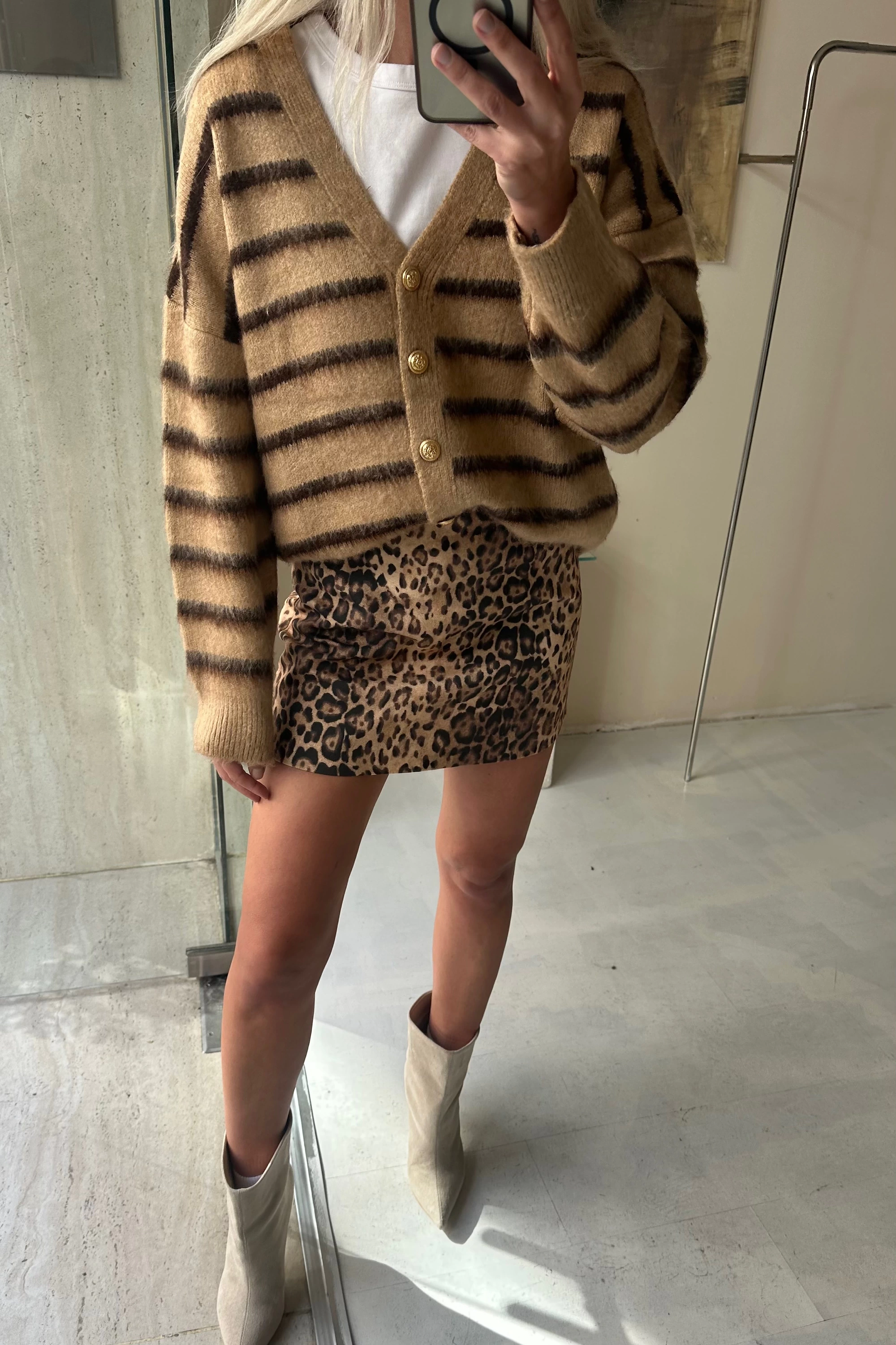 Gold Düğmeli Çizgili Hırka