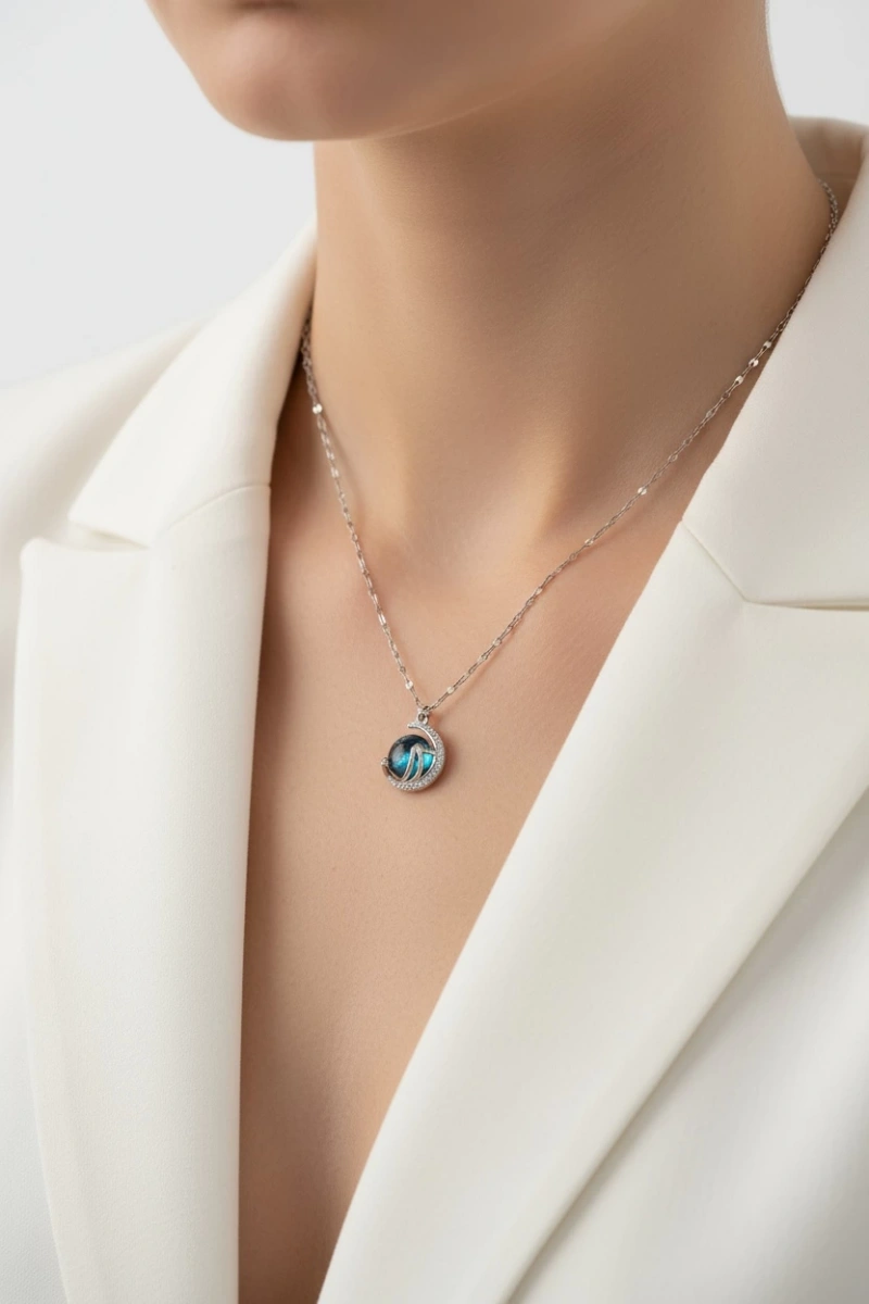 Universe Model Beyaz Altın Kaplama Kolye