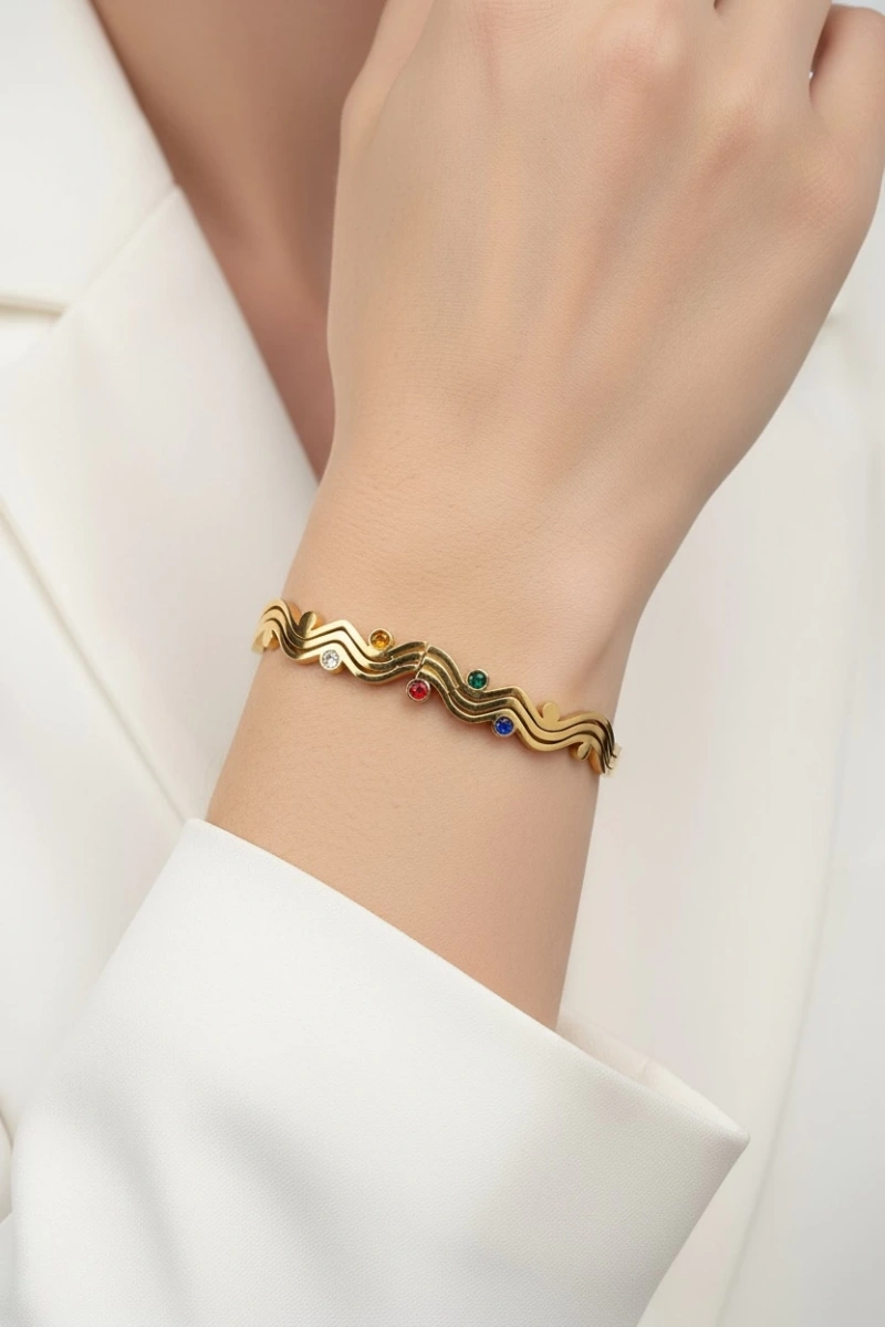 Dalgalı Kordon Renkli Taş Detay Gold Altın Kaplama Bileklik