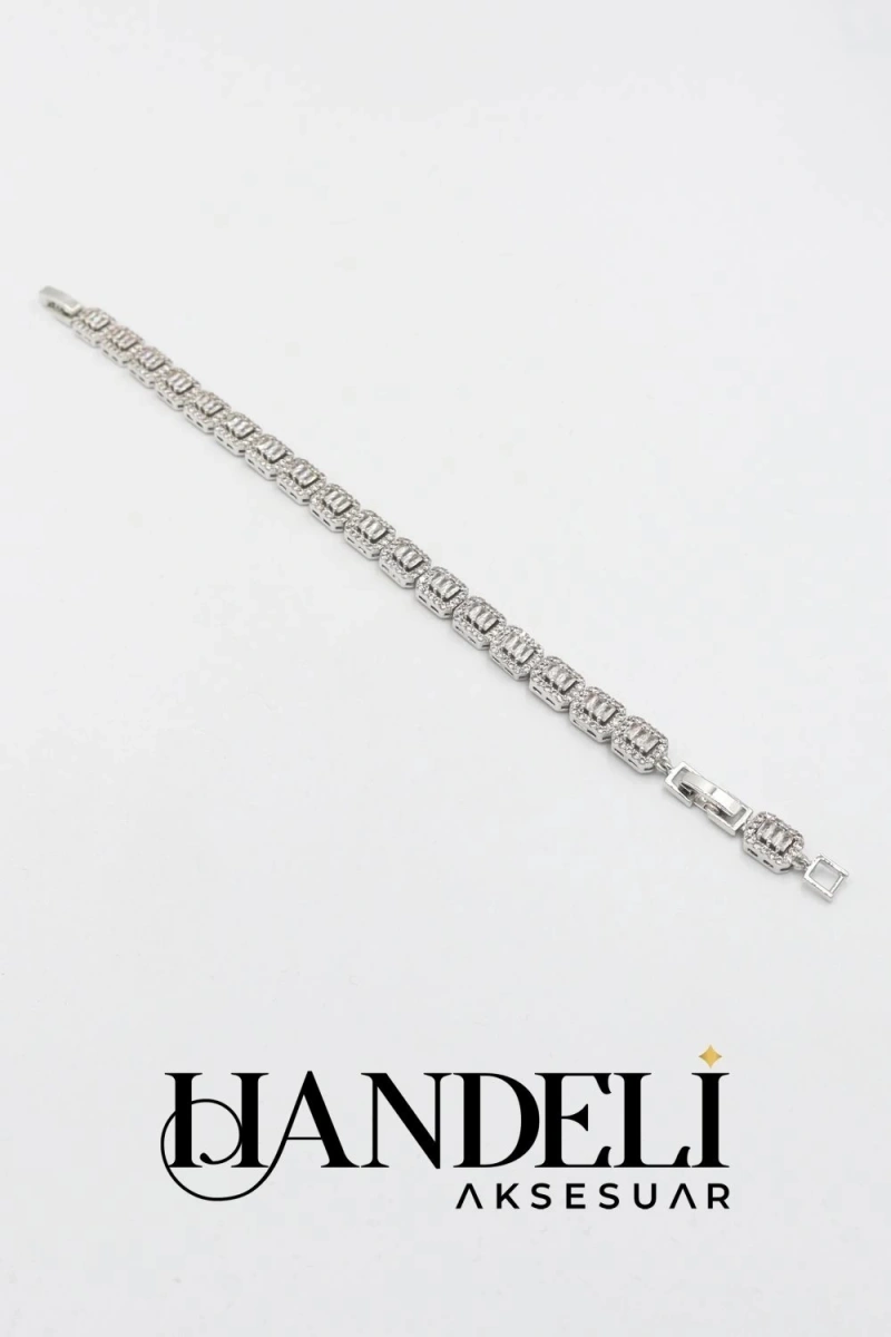 Baget Model Pırlanta Taş Detay Beyaz Altın Kaplama Bileklik