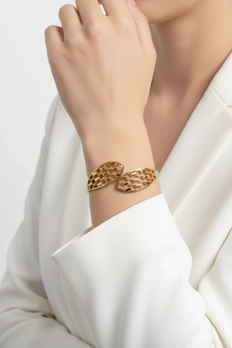 İşlemeli Yaprak Model Gold Altın Kaplama Çelik Bileklik