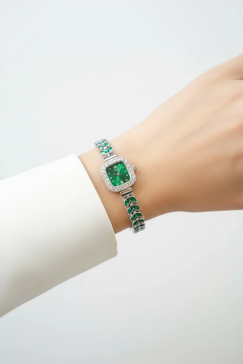 Başak Model Beyaz İçi Yeşil Detay Kadın Kol Saati