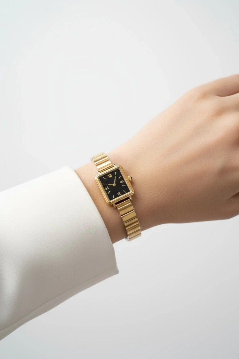 Çizgili Gold Kordon Detay Kare Siyah Kadran Model Kadın Kol Saati