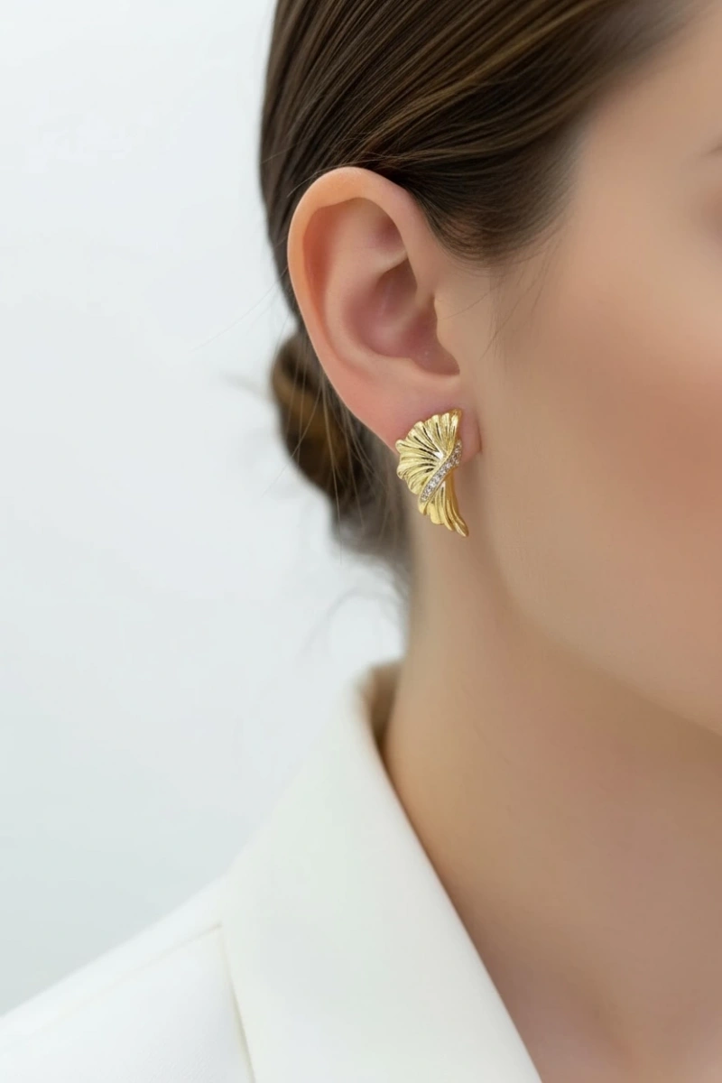 Taş Detay Kanat Model Gold Altın Kaplama Küpe