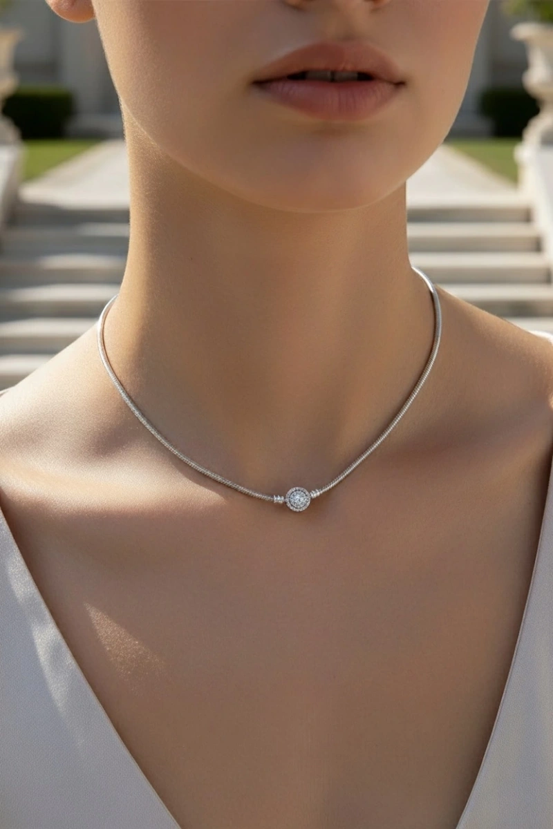 P. Model Taşlı Detay Beyaz Altın Kaplama Çelik Kolye