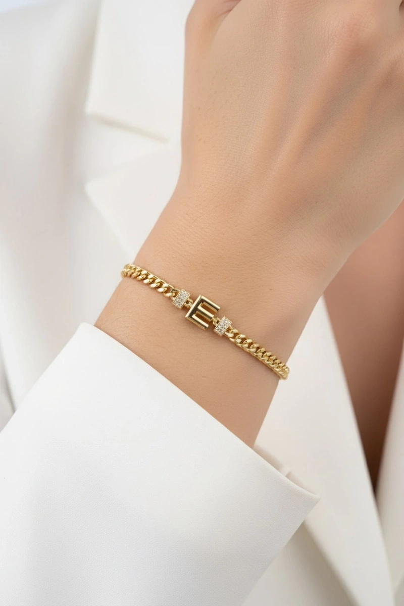 E Harf Taş Detay Altın Kaplama Bileklik