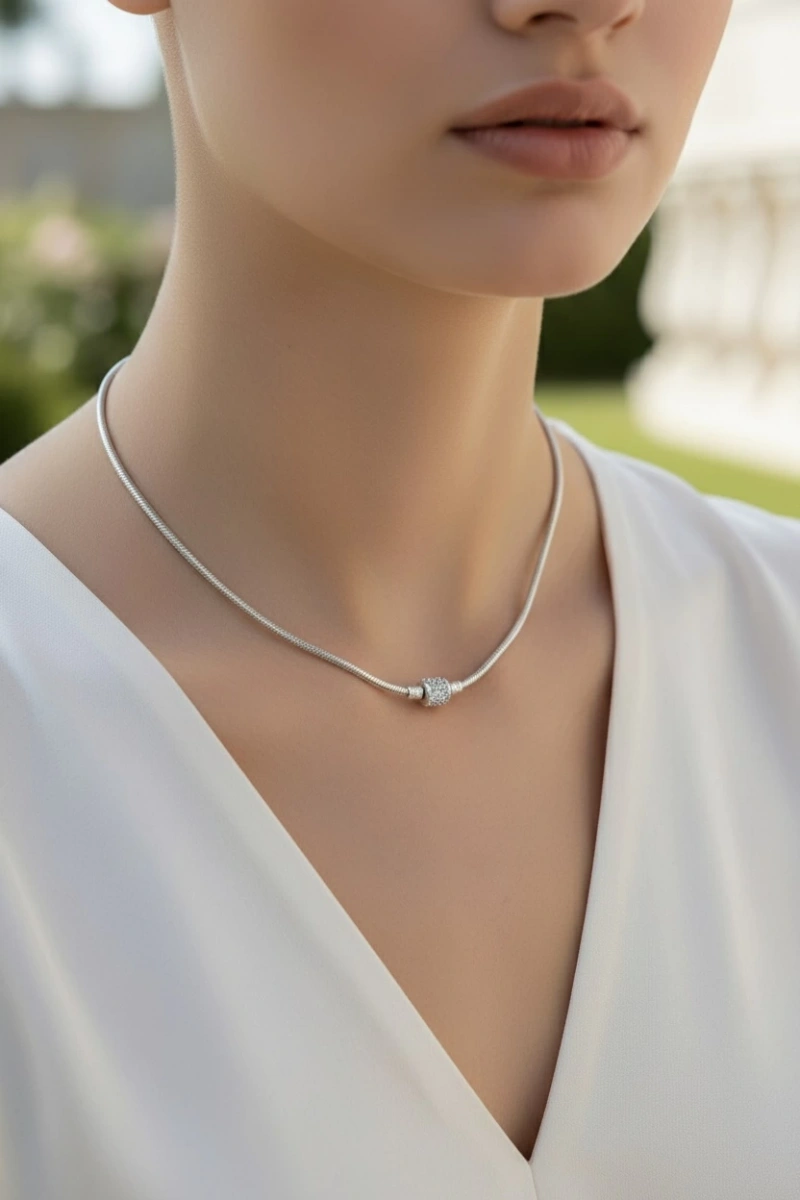 P. Model Silindir Taşlı Detay Beyaz Altın Kaplama Çelik Kolye