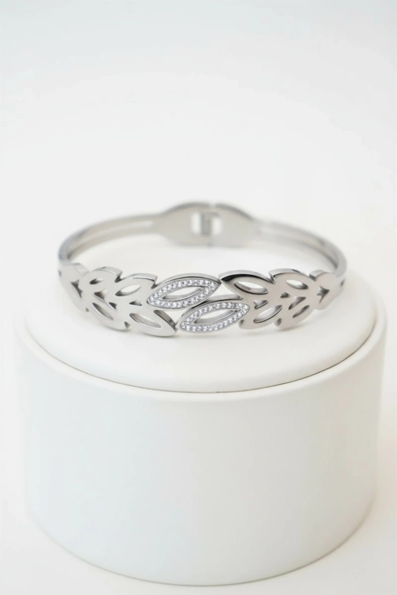 Sarmal Yaprak Taş Detaylı Beyaz Altın Kaplama Bileklik