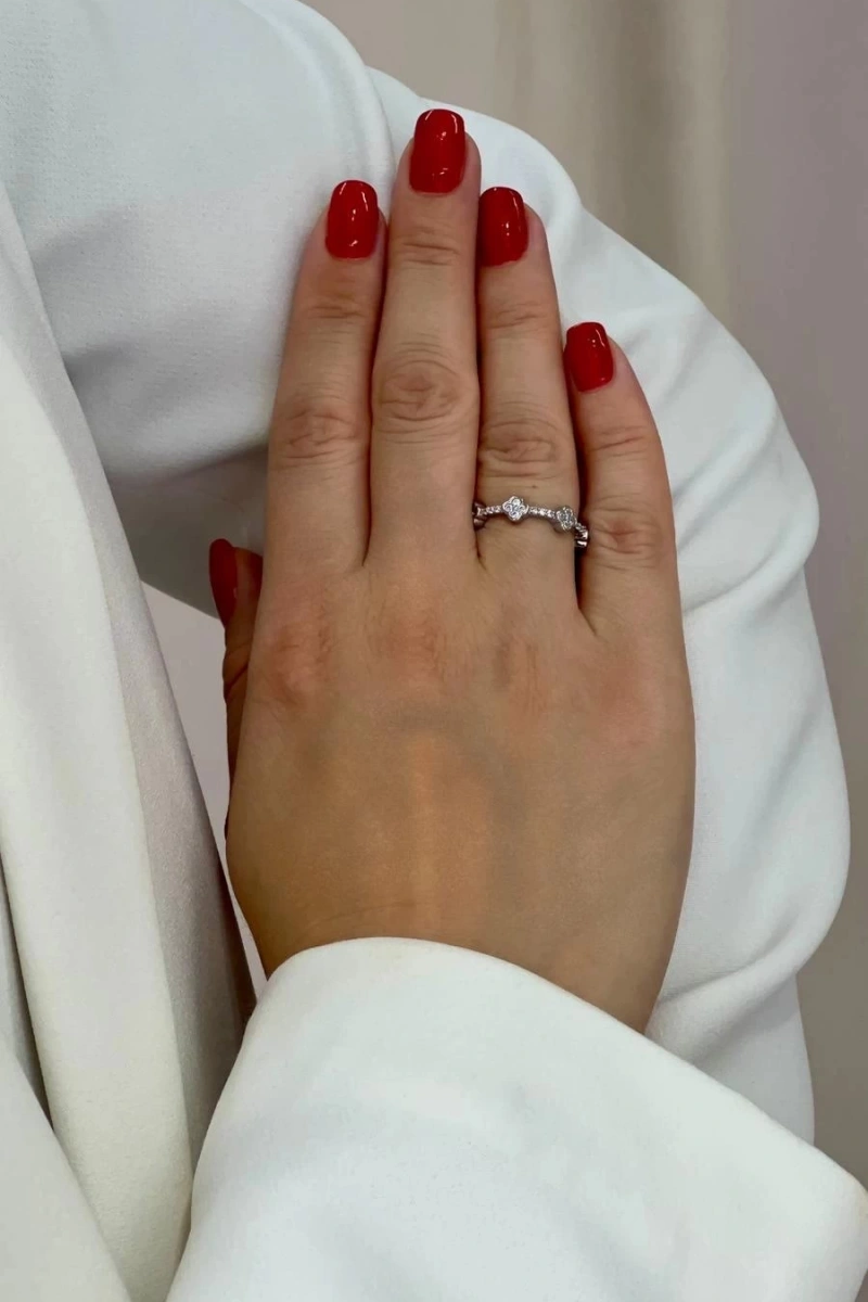 Sıra Taşlı Yonca Model Gold Beyaz Kaplama Yüzük