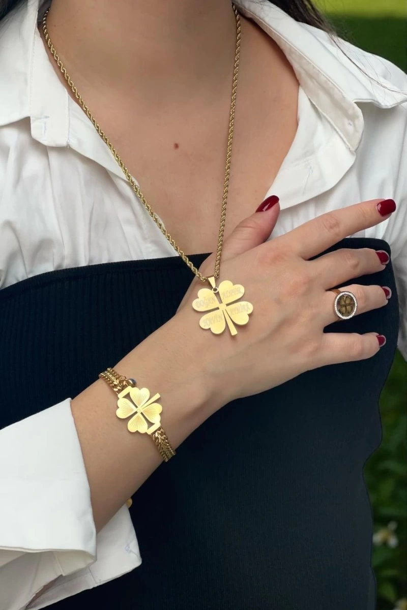 İsimli Yonca Kolye Model Kombin