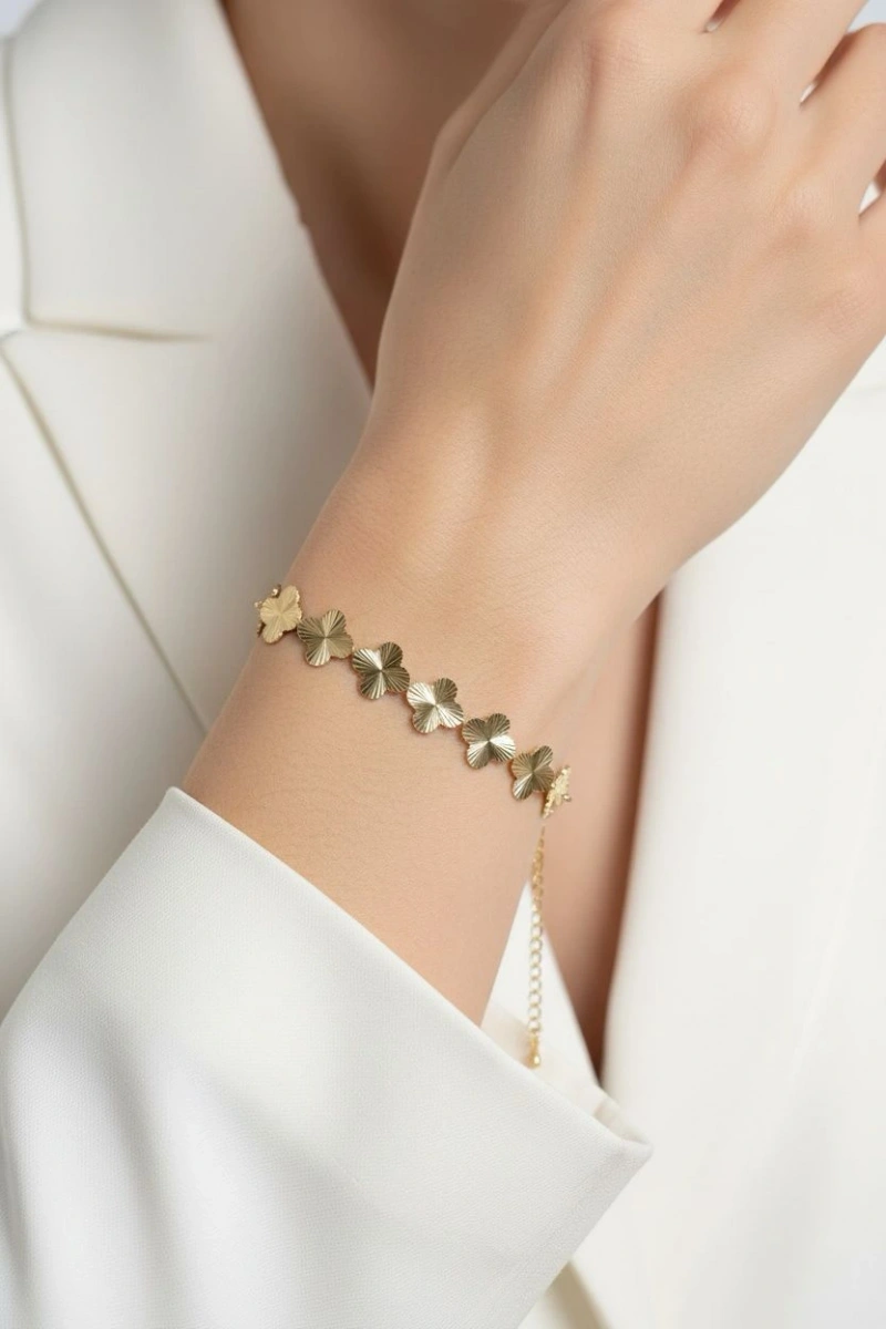 Işıltı Model Sıralı Yonca Detay Gold Altın Kaplama Bileklik