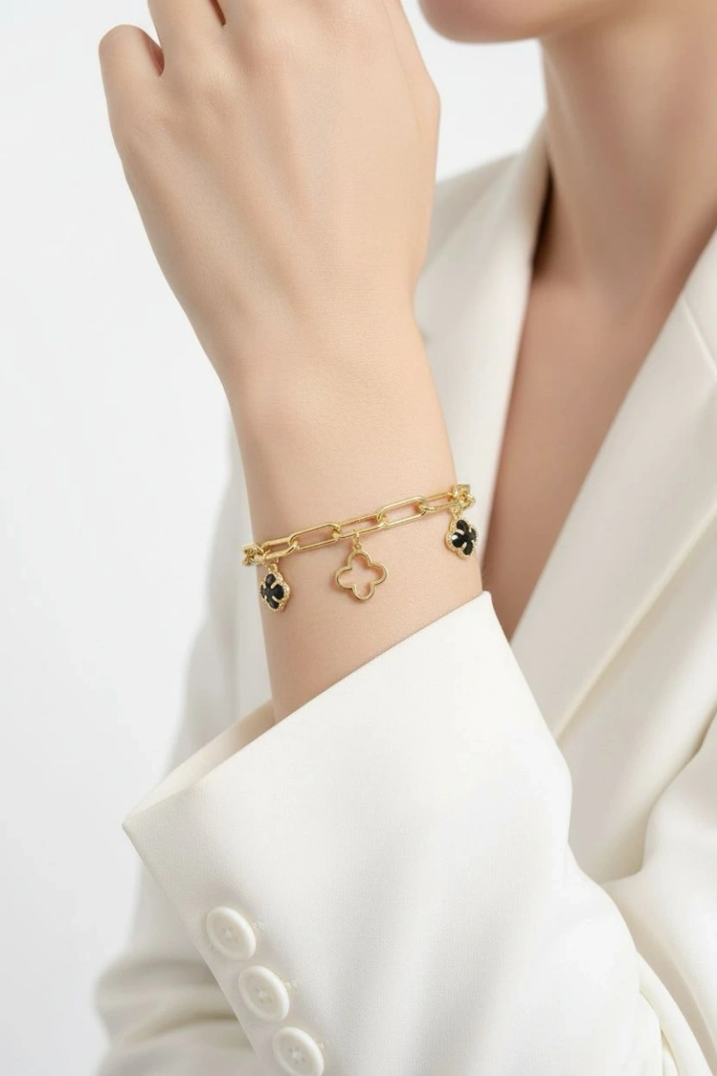 Ataç Zincir Sallantılı Siyah Yonca Detay Gold Altın Kaplama Bileklik