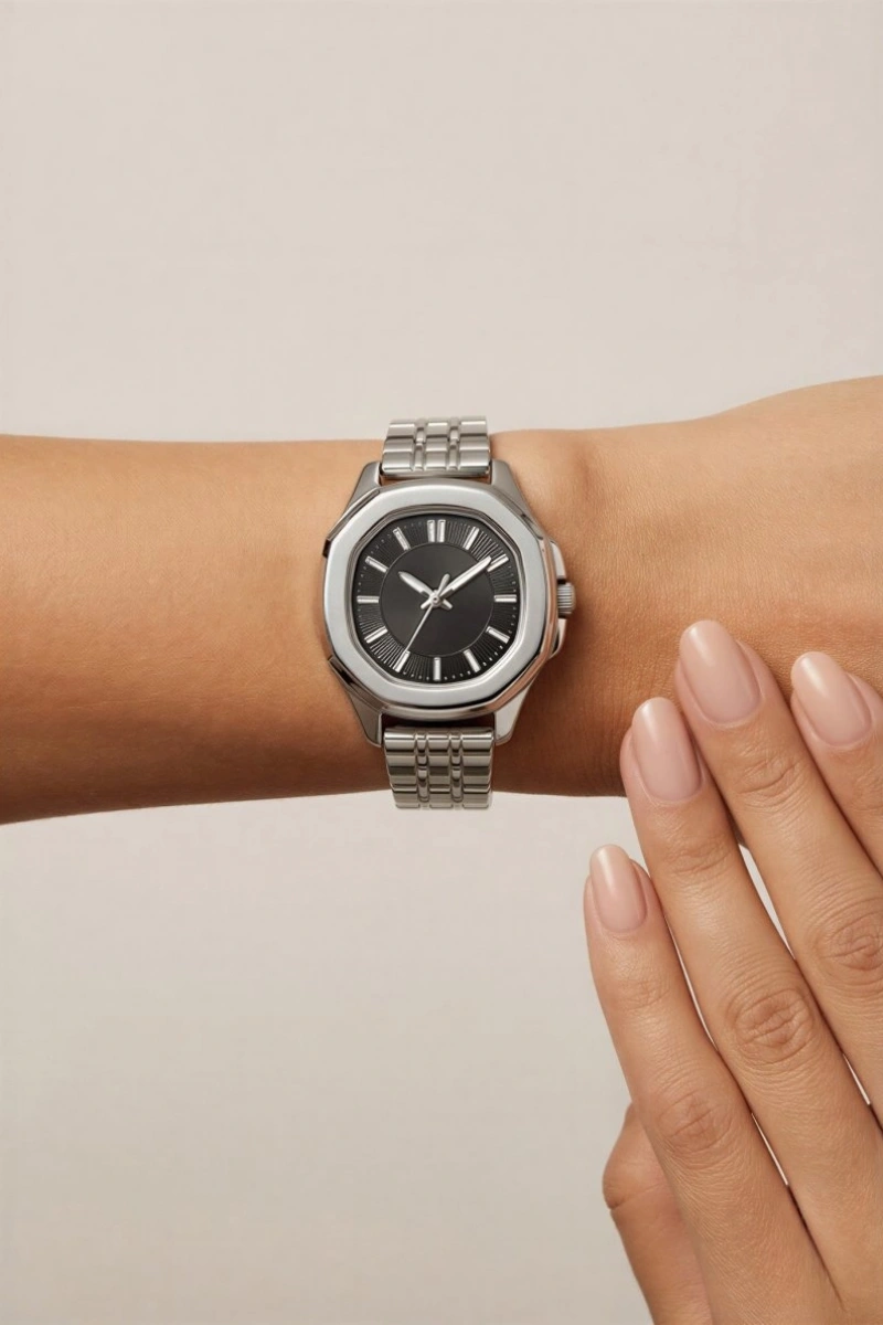 Sekizgen Model Beyaz İçi Siyah Kadın Kol Saati