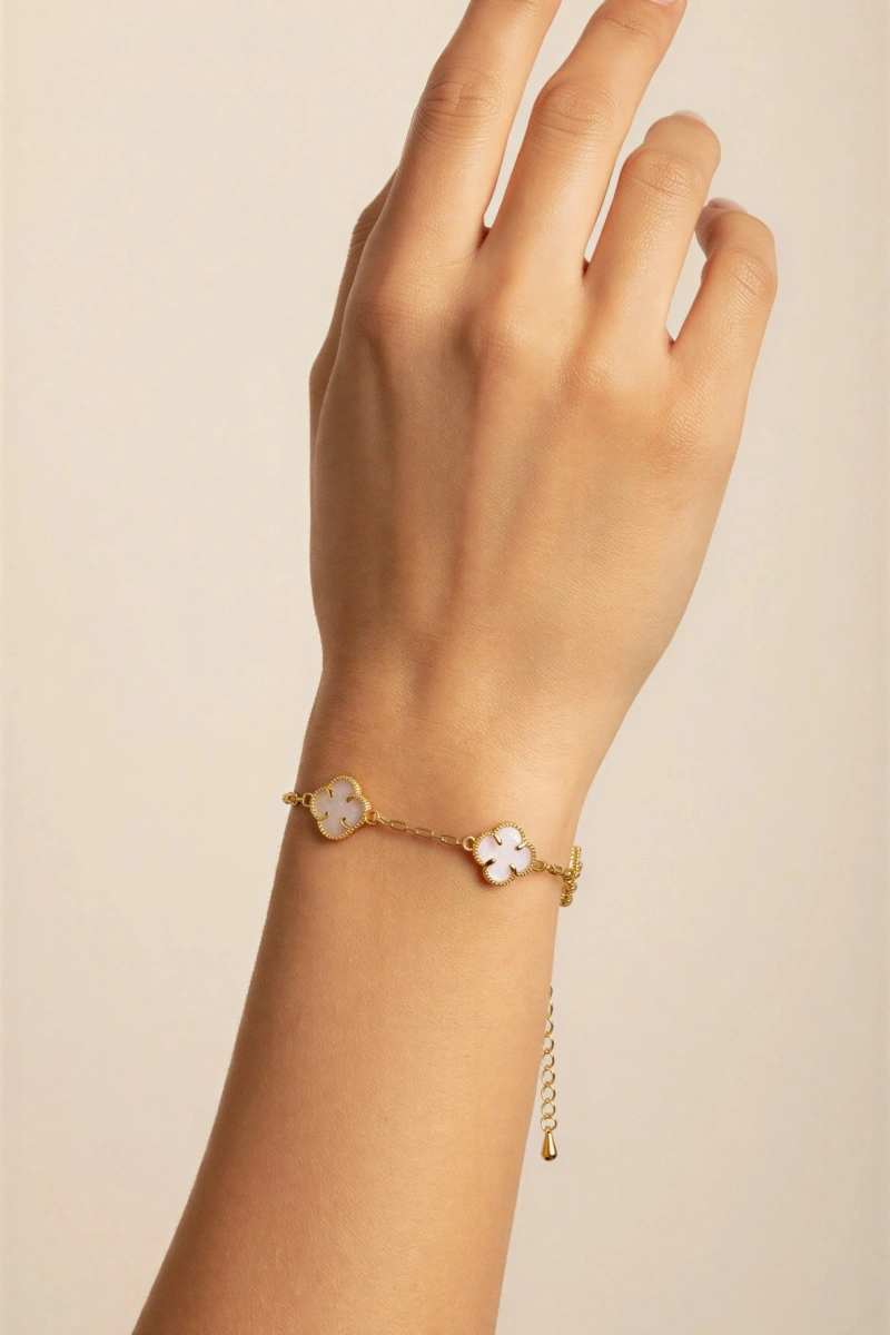 Beyaz Renk Yonca Detay Gold Altın Kaplama Bileklik