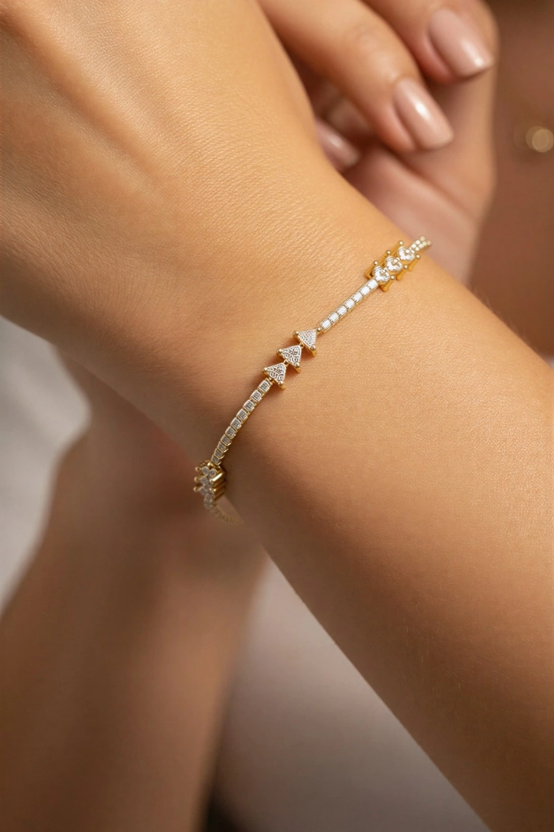 Su Yolu Model Taşlı Üçgen Detay Gold Altın Kaplama Bileklik