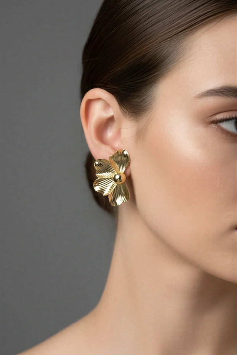 Yarım Çiçek Model Çizgi Detay Gold Altın Kaplama Küpe