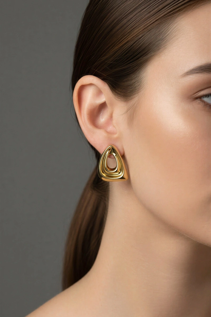 Delik Üçgen Model Gold Altın Kaplama Küpe