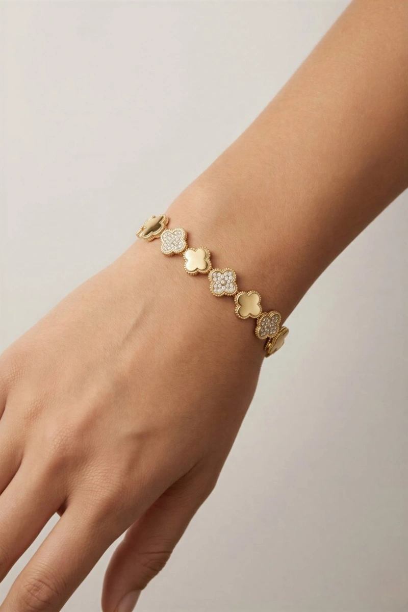 Sıralı Taş Detay Yonca Model Gold Altın Kaplama Bileklik