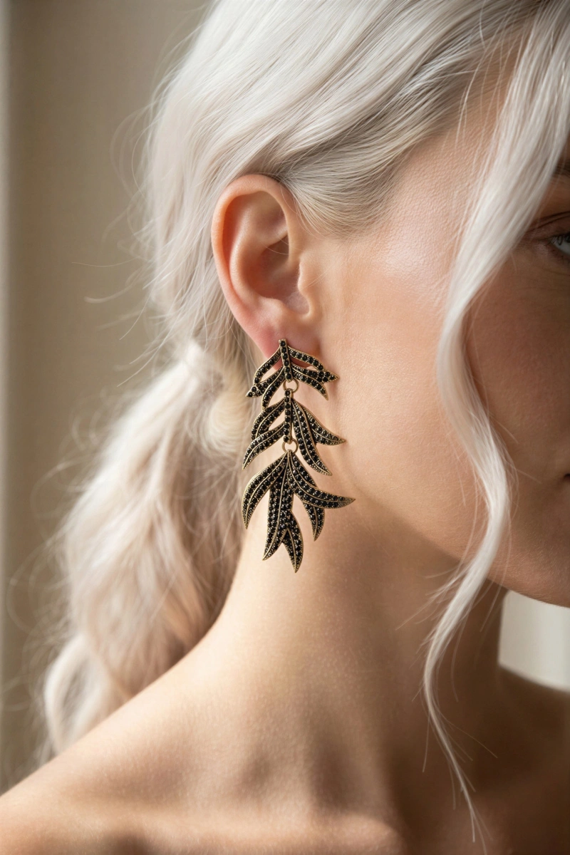 Taşlı Yaprak Model Gold Altın Kaplama Küpe