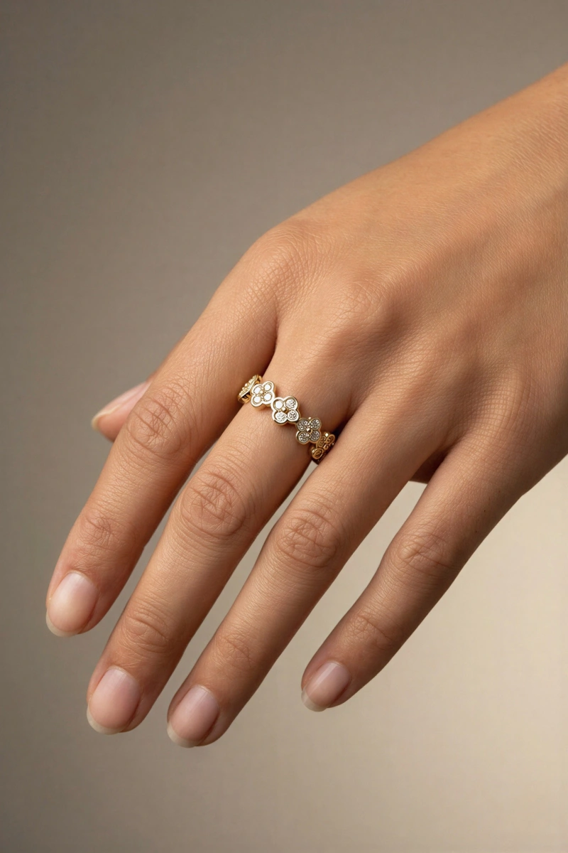 Sıralı Taşlı Yonca Model Gold Altın Kaplama Yüzük