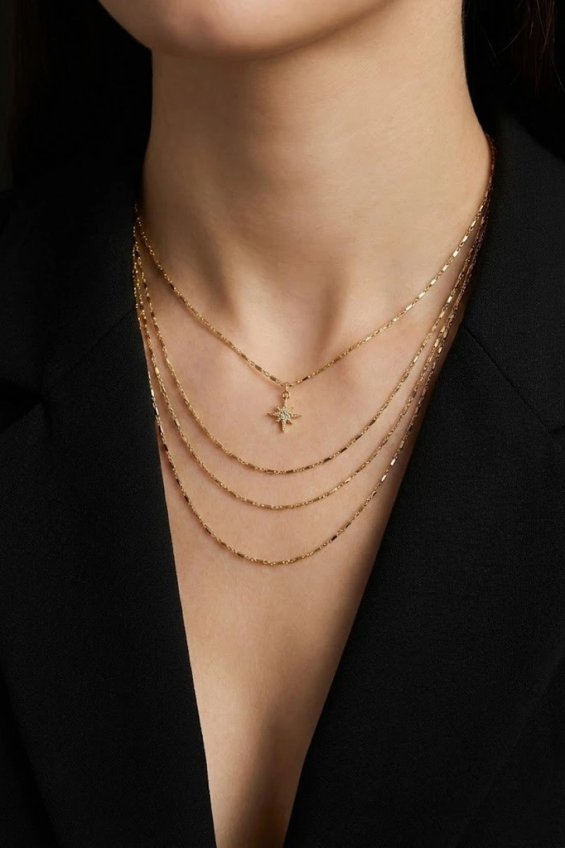 Dört Sıra Pul Detay Taşlı Yıldız Model Gold Altın Kaplama Kolye