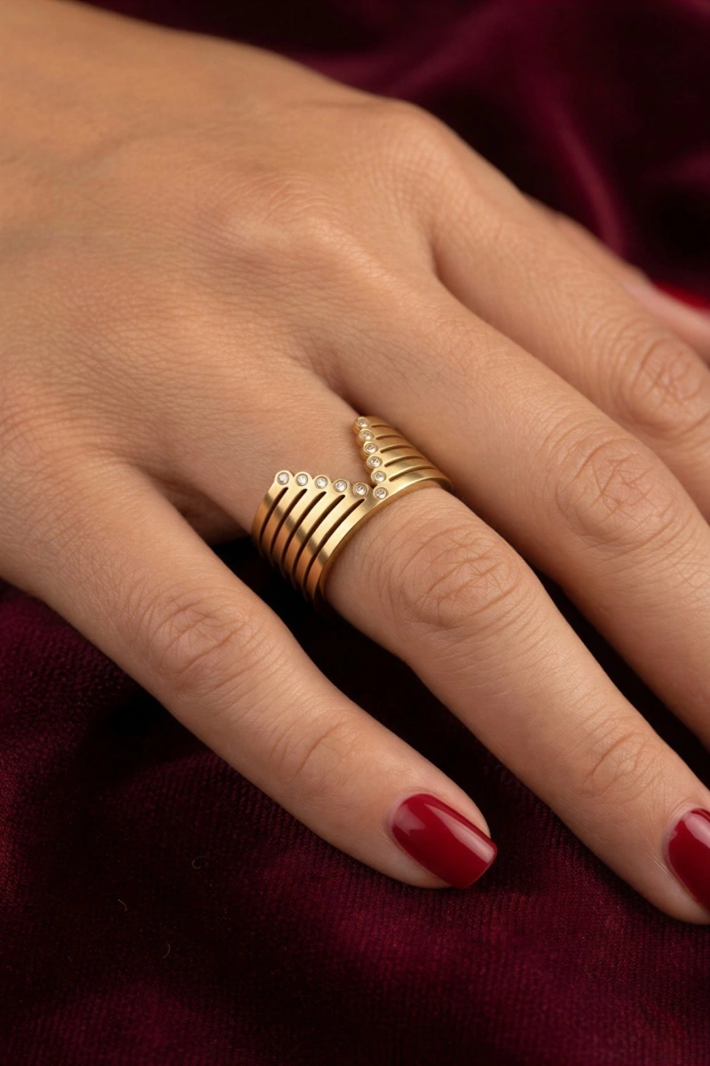 V Model Sıralı Taş Gold Altın Kaplama Yüzük