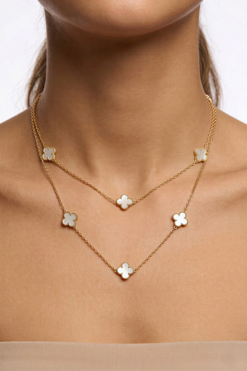 Uzun Beyaz Yonca Detay Gold Altın Kaplama Kolye