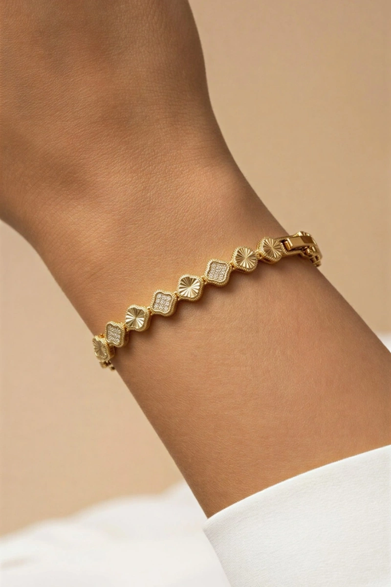 Taş Detay Yonca Model Gold Altın Kaplama Bileklik