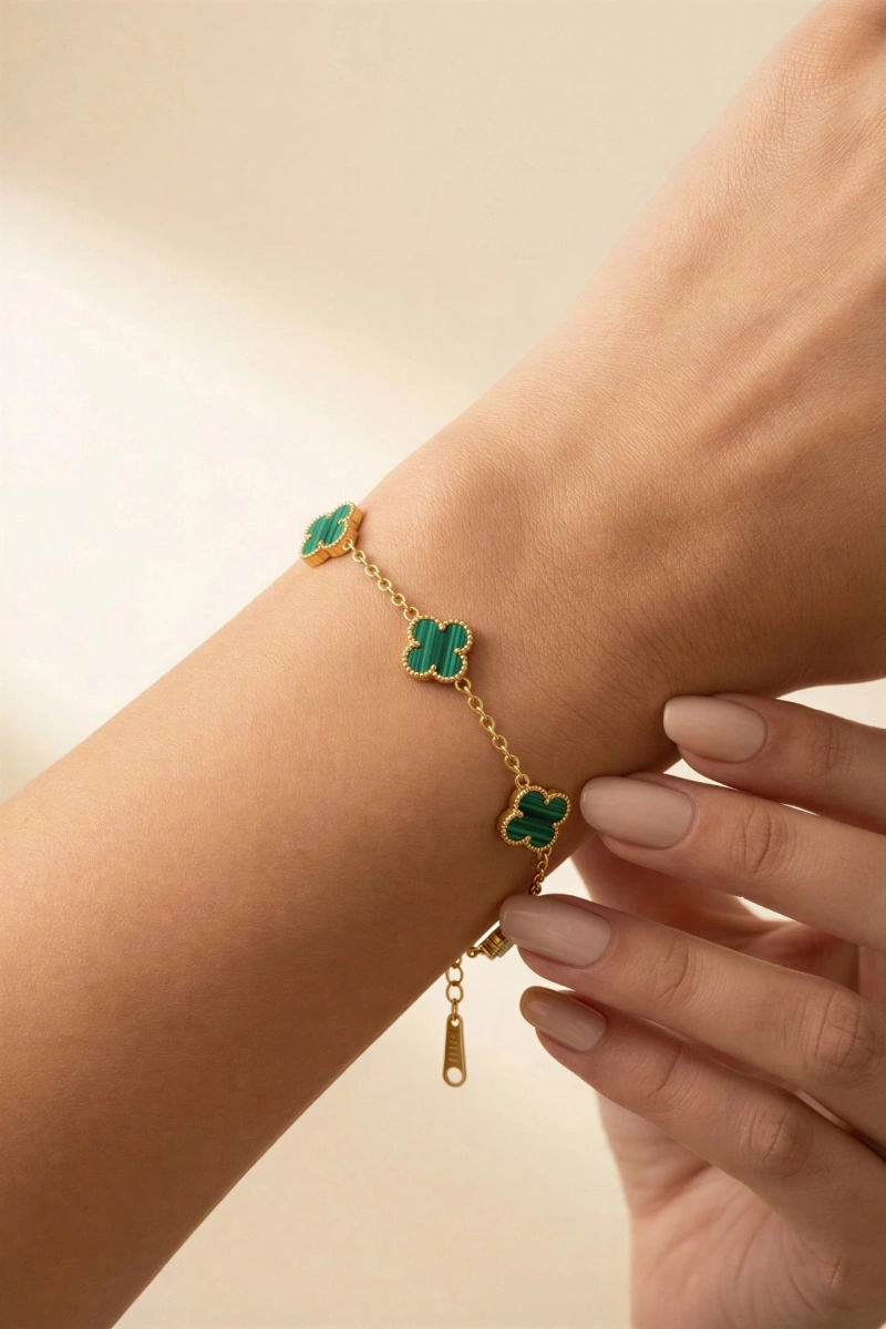 Yeşil Çizgi Detay Minik Yonca Gold Altın Kaplama Bileklik