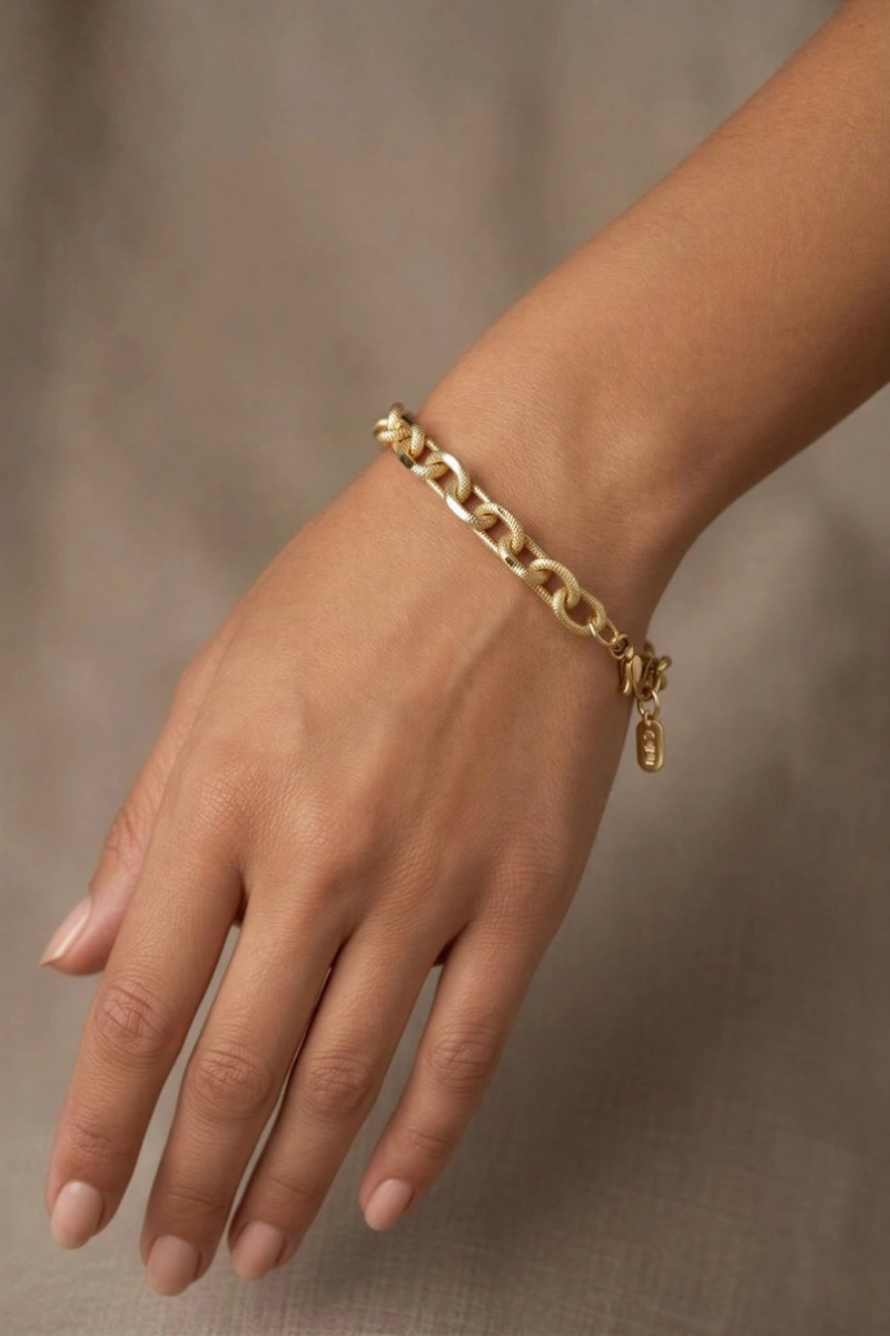 Çizgi Detay Köşeli Kare Model Gold Altın Kaplama Bileklik