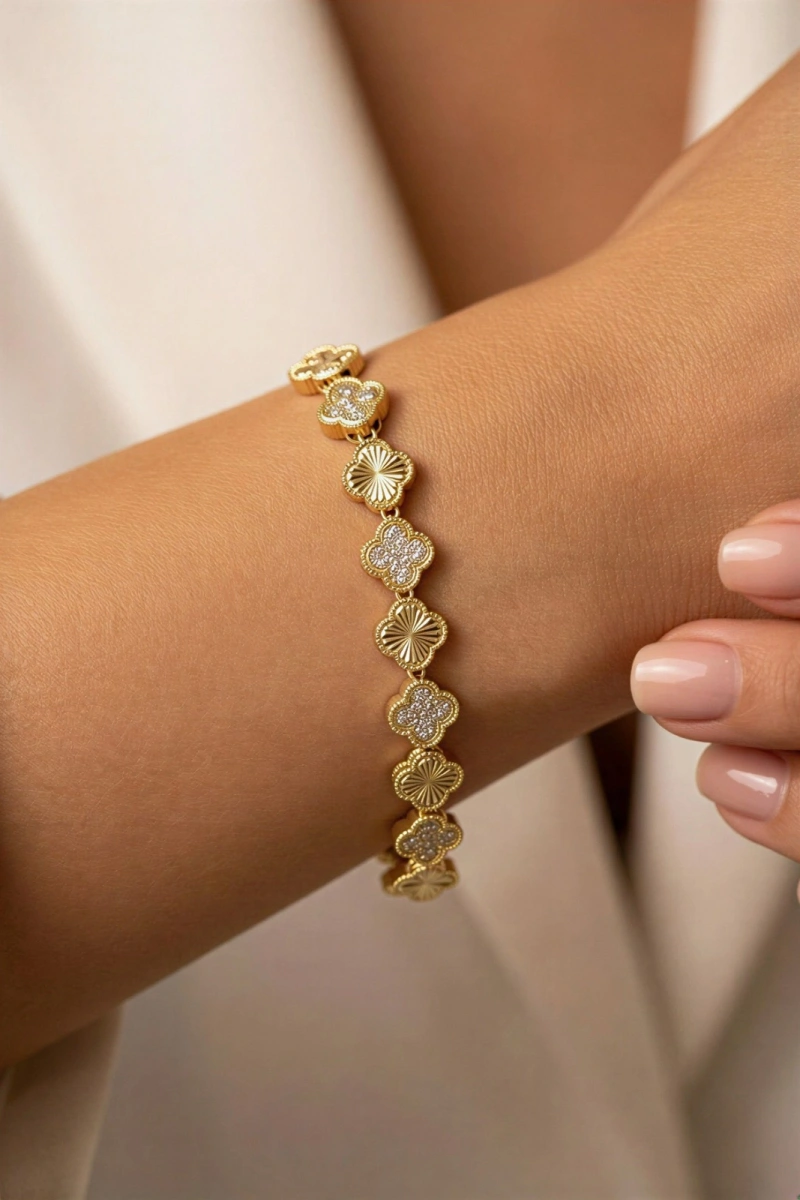 Desenli Yonca Model Taş Detay Gold Altın Kaplama Bileklik