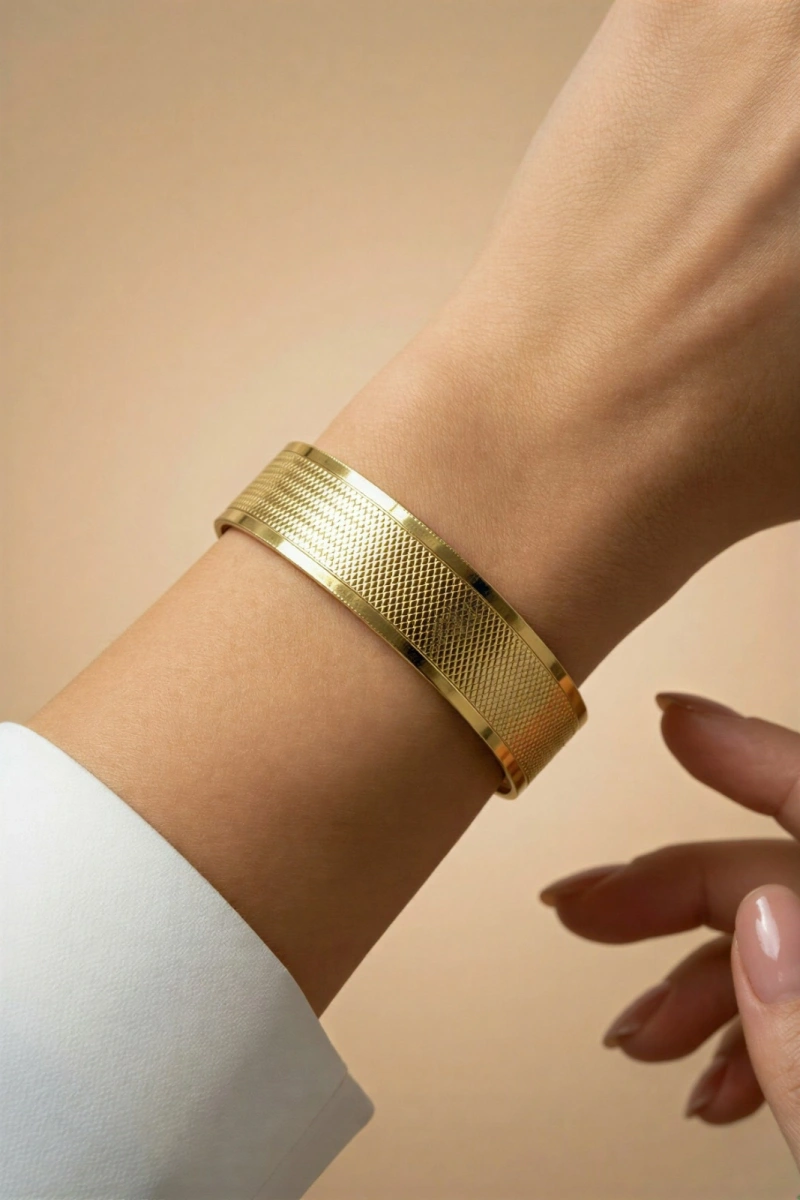 Kesme Model Desenli Gold Altın Kaplama Kelepçe