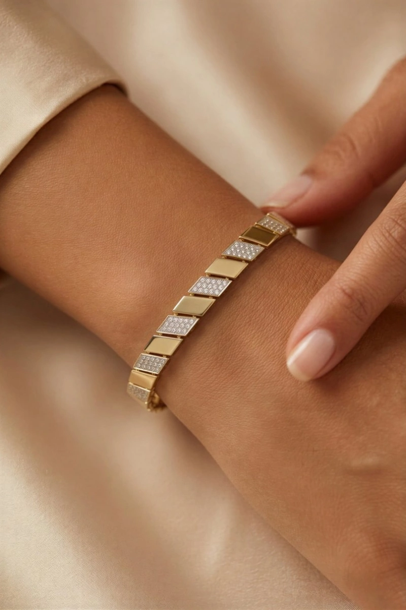 Taş Detay Eğik Model Gold Altın Kaplama Bileklik