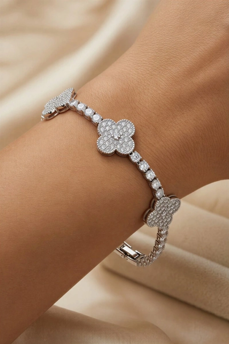 Yonca Model Beyaz Altın Kaplama Bileklik