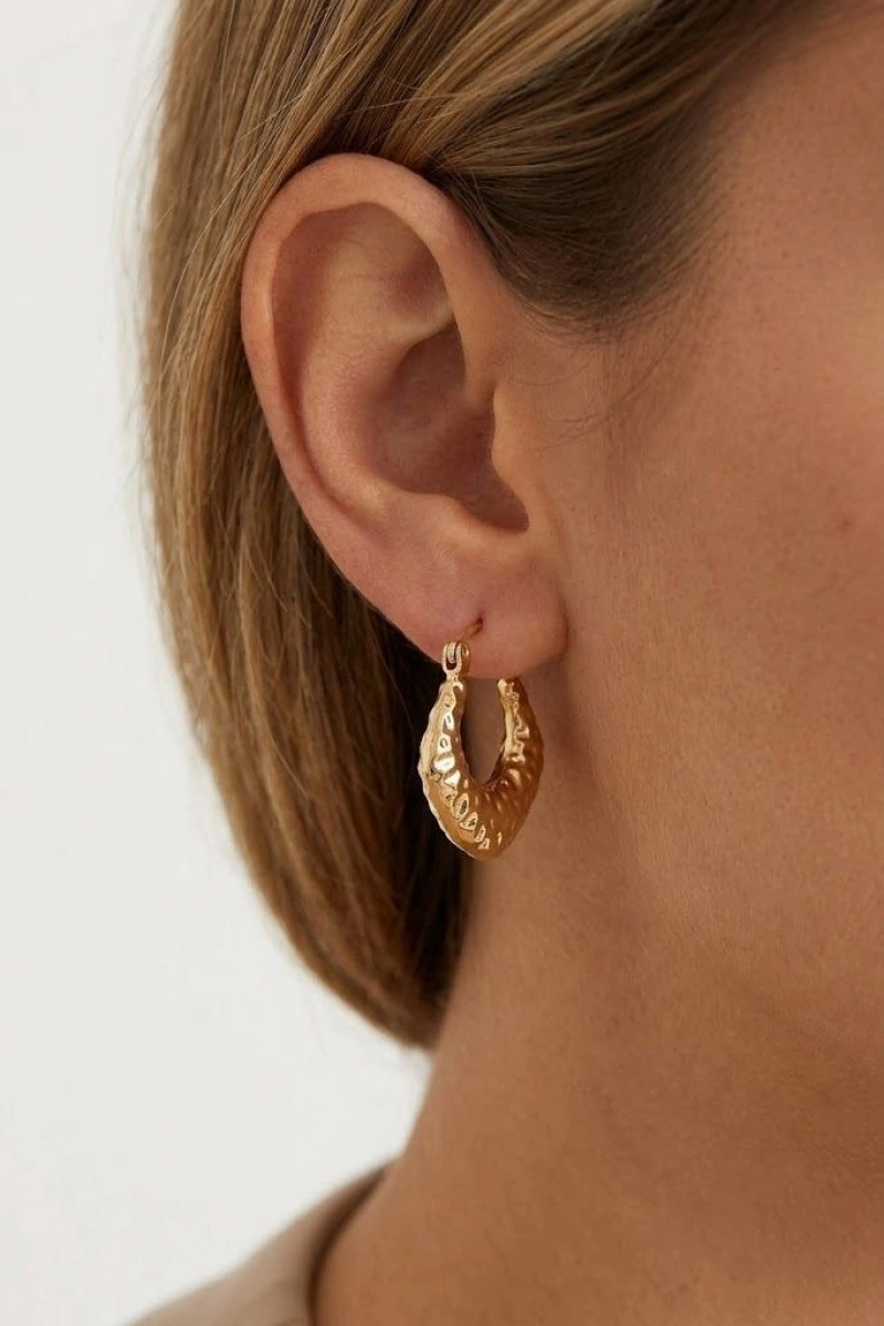 Küçük İşlemeli Vintage Model Gold Altın Kaplama Küpe