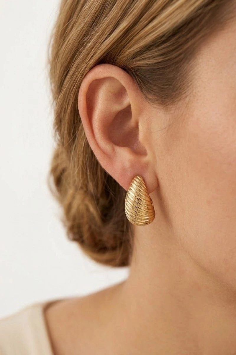 Badem Model Gold Altın Kaplama Küpe