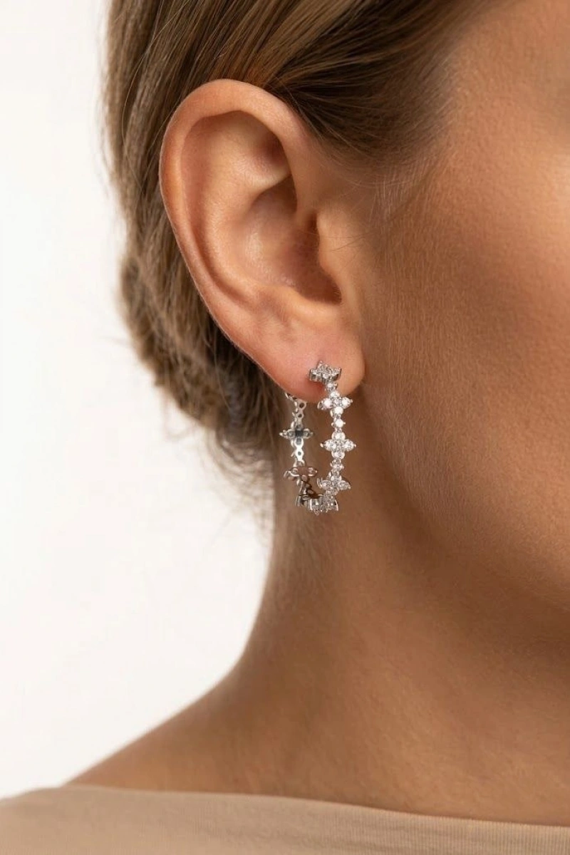 Çiçek Model Beyaz Altın Kaplama Küpe