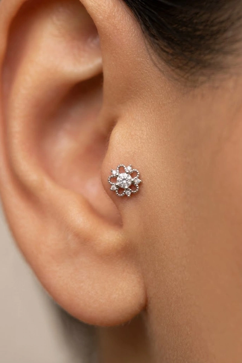 Flower Model Beyaz Altın Kaplama Tragus Çelik Piercing
