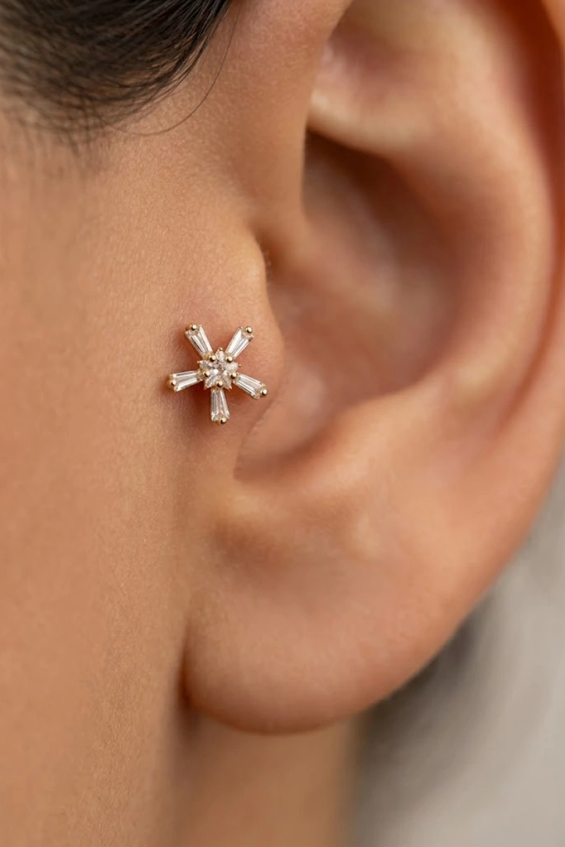 Çiçek Model Gold Altın Kaplama Tragus Çelik Piercing