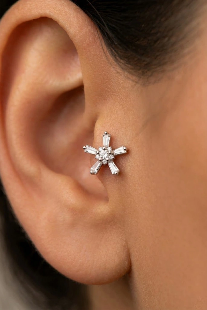 Çiçek Model Beyaz Altın Kaplama Tragus Çelik Piercing