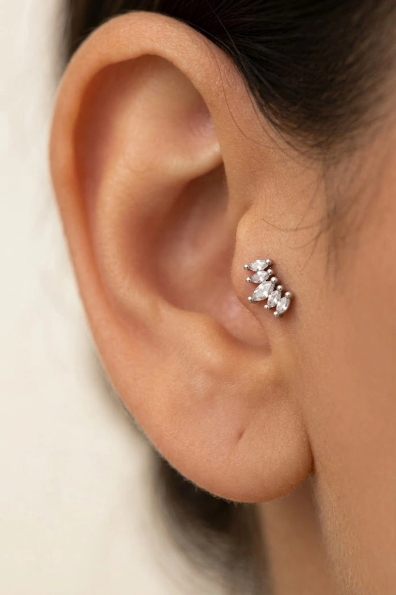 Dört Taş Model Beyaz Altın Kaplama Tragus Çelik Piercing