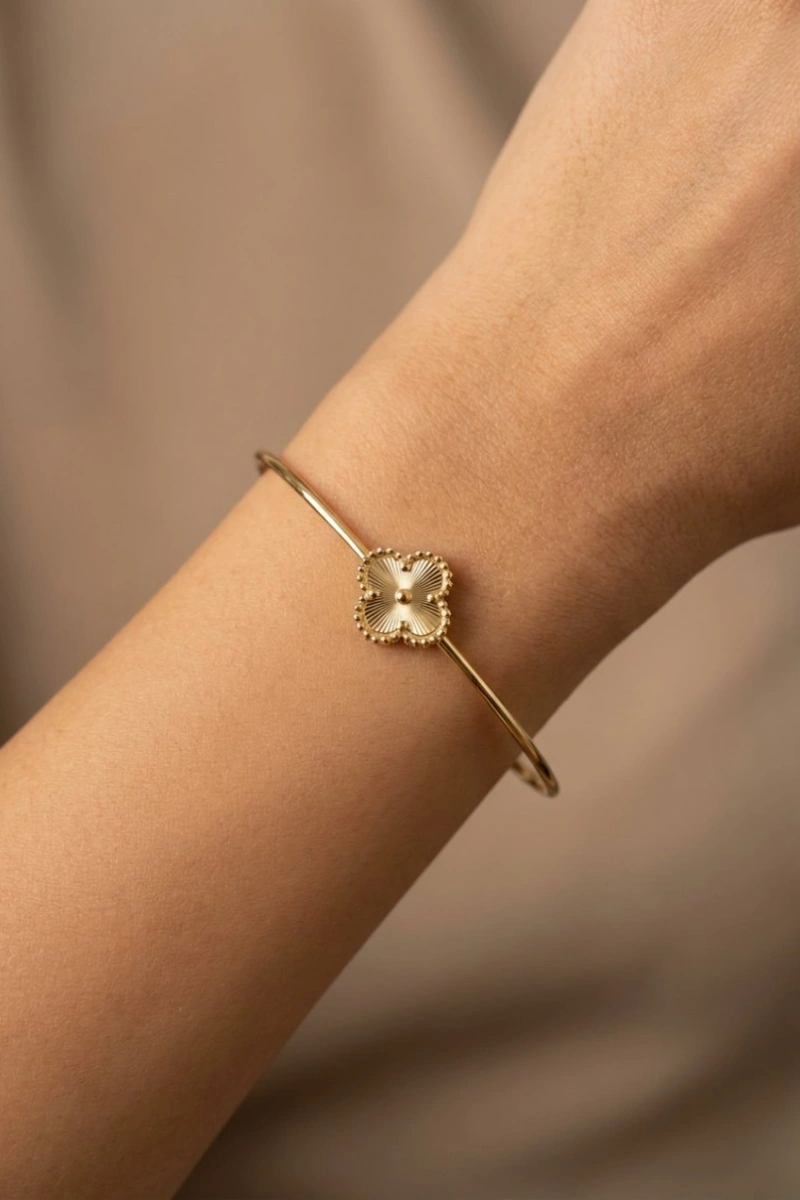 Yay Model Çizgi Yonca Detay Gold Altın Kaplama Bileklik