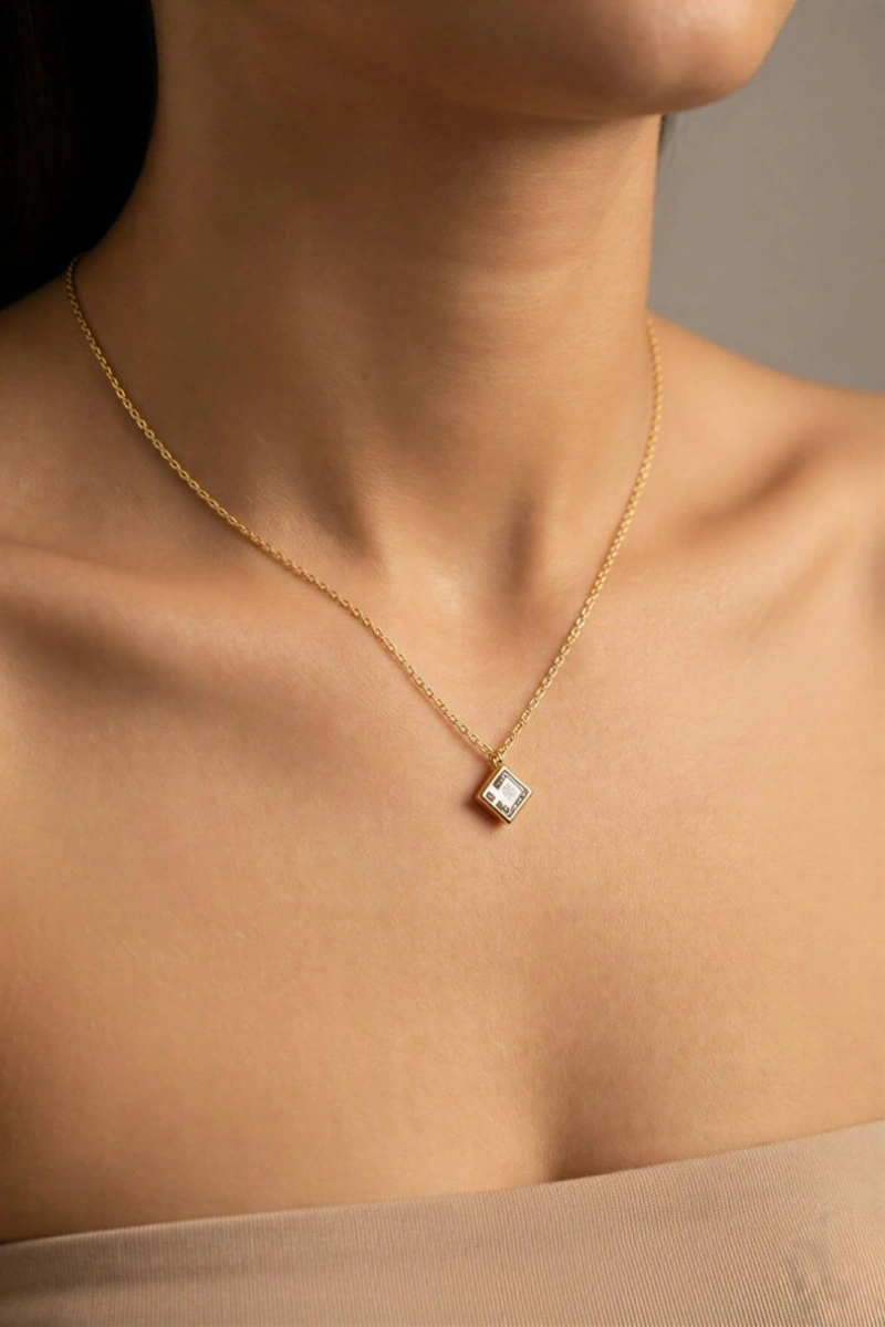 Kare Elmas Model Zarif Gold Altın Kaplama Kolye