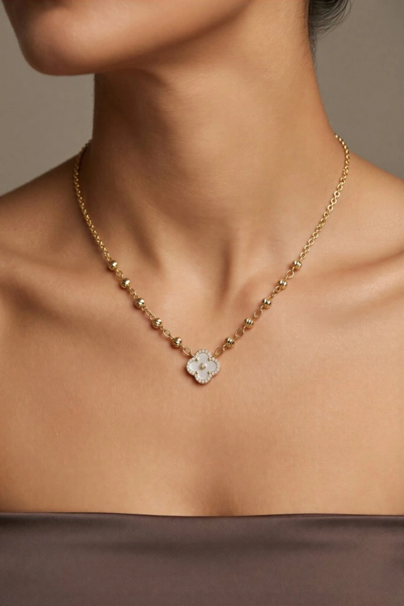 Dorika Detay Beyaz Yonca Model Gold Altın Kaplama Kolye