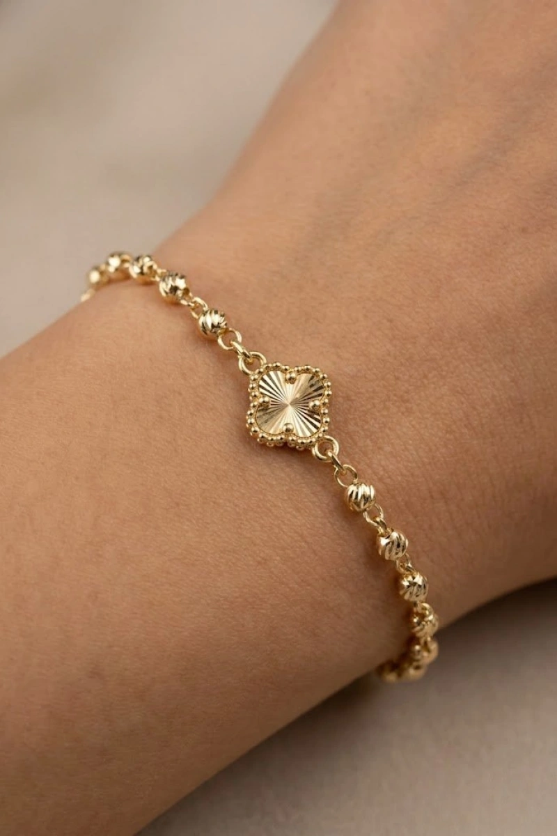 Dorika Model Çizgili Yonca Detay Gold Altın Kaplama Bileklik