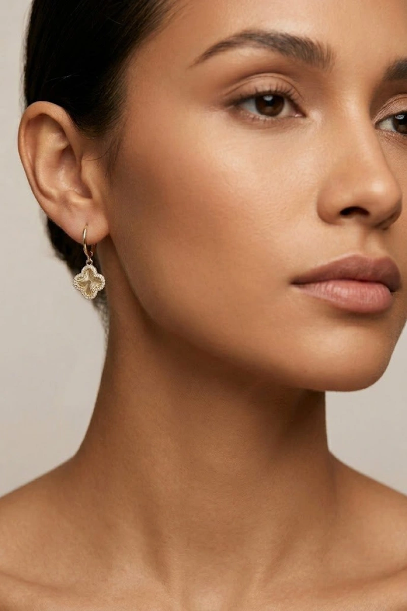 Taşlı Yonca Model Gold Altın Kaplama Küpe