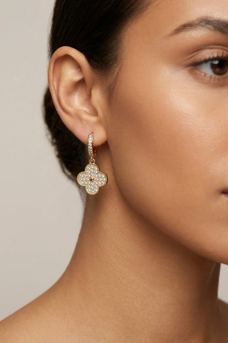 Taşlı Yonca Model Gold Altın Kaplama Küpe