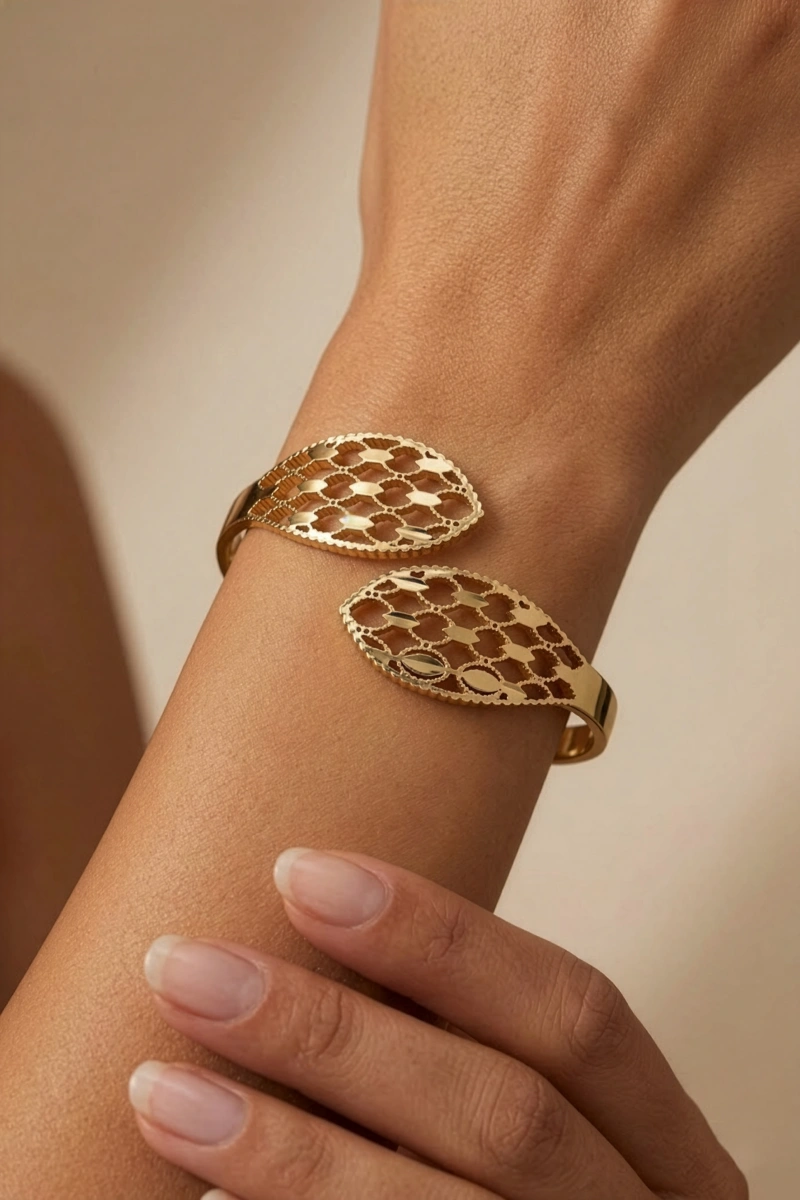 İşlemeli Yaprak Model Gold Altın Kaplama Çelik Bileklik