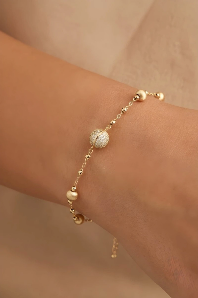 Dorika Model Beyaz Top Detay Gold Altın Kaplama Bileklik